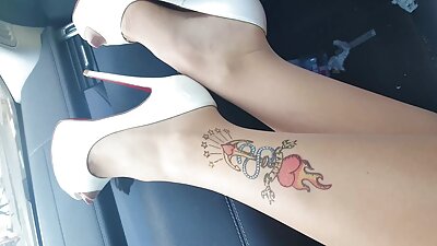 大きなおっぱいを持つブロンドは彼女の濡れたおまんこに彼女の手を突き刺しています 女子 えろ